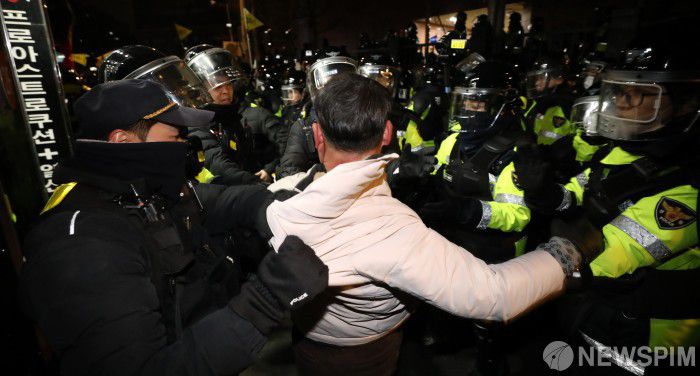 19일 새벽 서울 마포구 서울서부지방법원 청사 주변에서 경찰이 시위대를 진압하고 있다. 이날 윤석열 대통령 구속영장이 발부되자 윤 대통령 지지자들이 서울서부지법에 난입해 유리창을 깨고 집기를 훼손하는 등 난동을 부려 경찰이 강제진압에 나갔다. [사진=뉴스핌 DB]