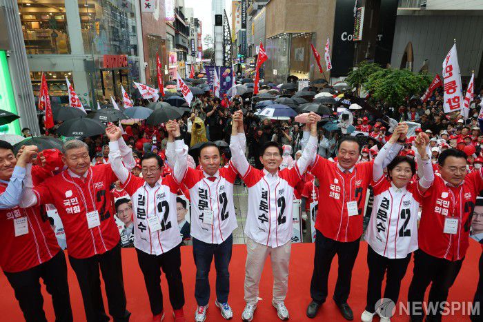 [청주=뉴스핌] 최지환 기자 = 김문수 국민의힘 대선 후보가 16일 오후 충북 청주시 올리브영 청주타운점 앞에서 집중유세를 하며 지지를 호소하고 있다. 2025.05.16 choipix16@newspim.com