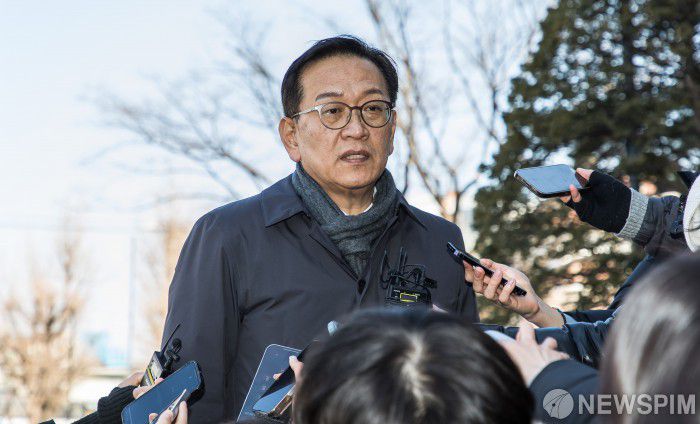 [서울=뉴스핌] 사진공동취재단 =윤석열 대통령 측 변호인인 석동현 변호사가 20일 서울 종로구 헌법재판소에서 열린 윤석열 대통령 탄핵심판 10차 변론기일에 출석하며 취재진의 질문에 답하고 있다. 2025.02.20 photo@newspim.com