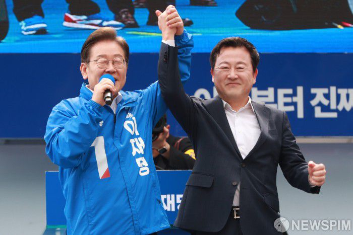 [광주=뉴스핌] 이형석 기자 = 이재명 더불어민주당 대선 후보가 17일 오후 광주 서구 김대중컨벤션센터 광장에서 열린 선거유세에서 지지를 선언한 김용남 전 새누리당 의원의 손을 잡고 있다. 2025.05.17 leehs@newspim.com
