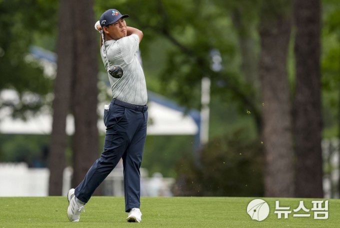 [샬럿 로이터 =뉴스핌] 박상욱 기자 = 김시우가 17일 PGA 챔피언십 2라운드 10번홀에서 두 번째 샷을 하고 있다. 2025.5.17 psoq1337@newspim.com