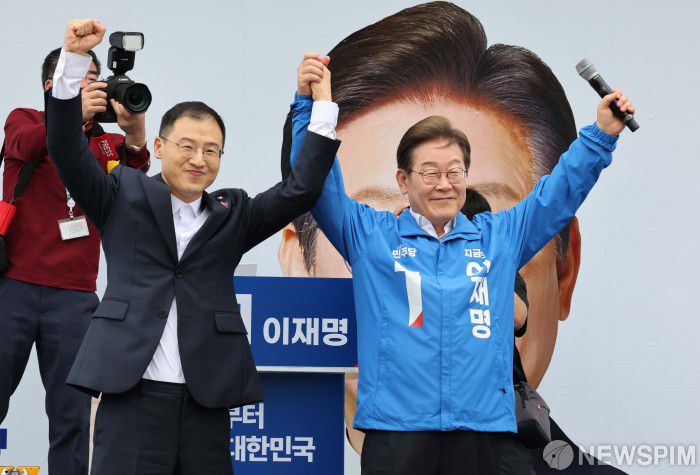[익산=뉴스핌] 김학선 기자 = 이재명 더불어민주당 대선 후보가 16일 전북 익산역 동부광장 유세에서 김상욱 무소속 의원과 함께 손을 들어 인사하고 있다. 2025.05.16 yooksa@newspim.com