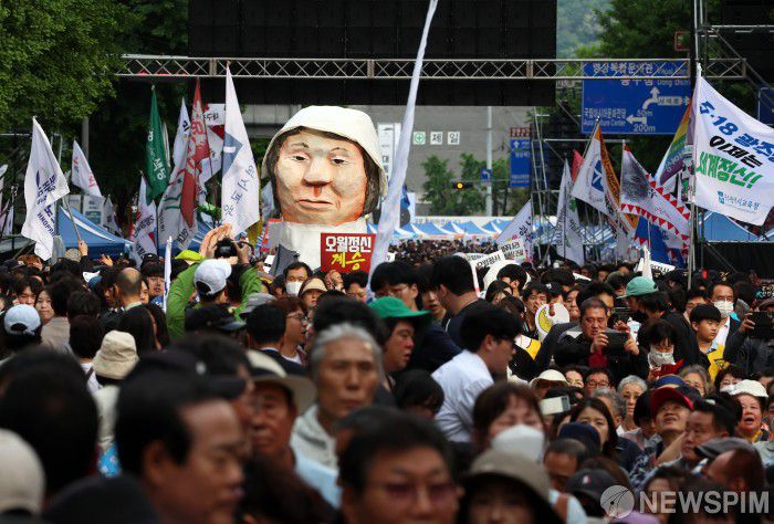 [광주=뉴스핌] 이형석 기자 = 17일 오후 광주 동구 금남로에서 열린 제45주년 5·18민주화운동 전야제에서 시민참여 마당이 펼쳐지고 있다. 2025.05.17 leehs@newspim.com