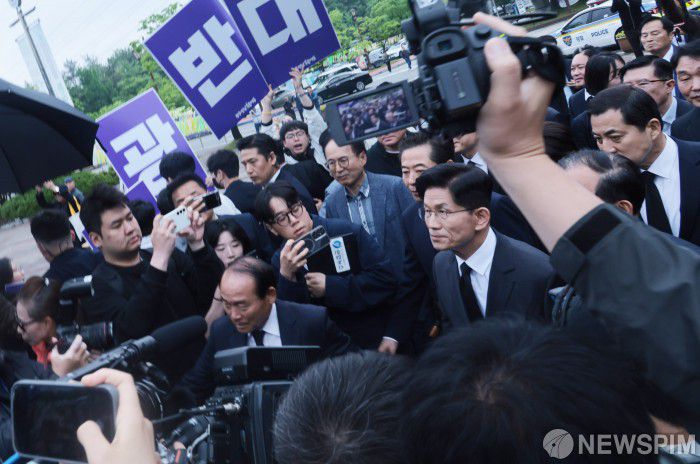 [서울=뉴스핌] 이길동 기자 =김문수 국민의힘 대선 후보가 17일 오전  광주시 북구 국립 5.18 민주묘지에 도착해 광주전남촛불행동 회원들의 항의를 받으며 들어서고 있다.2025.05.15. gdlee@newspim.com