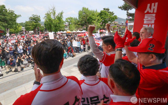 [전주=뉴스핌] 이길동 기자 =김문수 국민의힘 대선 후보가 17일 오후 전북 전주 완산구 전동성당 앞에서 열린 유세에서 시민들에게 지지를 호소하고 있다. 2025.05.17 gdlee@newspim.com