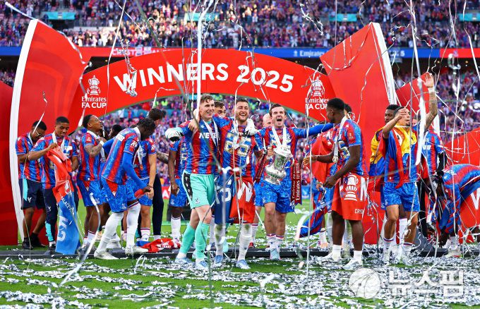 [런던 로이터=뉴스핌] 장환수 스포츠전문기자= 크리스탈 팰리스 선수들이 18일 맨체스터 시티와 FA컵 결승에서 1-0으로 승리한 뒤 환호하고 있다. 2025.05.18 zangpabo@newspim.com