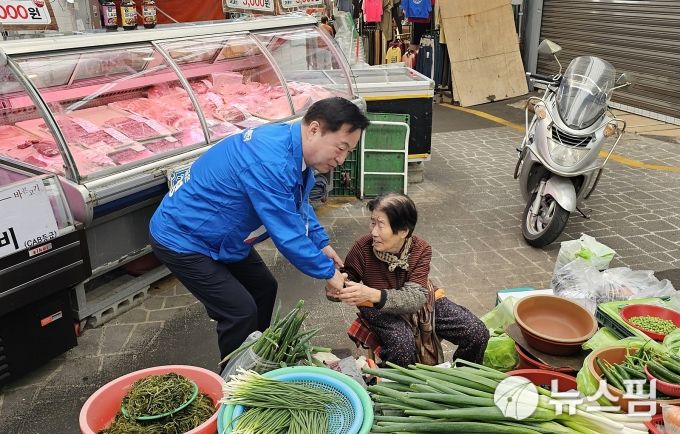 [부산=뉴스핌] 남경문 기자 = 김두관 더불어민주당 상임선대위원장이 18일 낮 12시 부산 영도구 남항시장을 찾아 상인들과 인사를 나누고 있다. 2025.05.18
