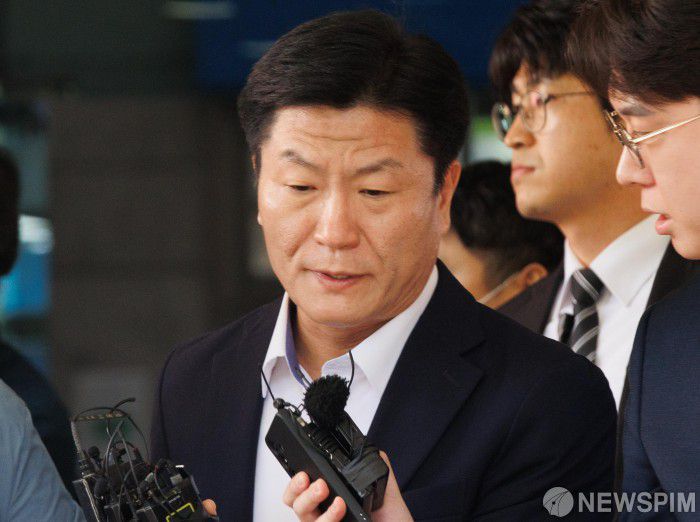 서울고법 형사13부(재판장 백강진)는 오는 19일  오후 2시 업무상과실치사등 혐의로 재판에 넘겨진 이 전 서장, 송병주 전 용산서 112상황실장, 박모 전 용산서 112상황팀장 등의 항소심 첫 공판기일을 진행한다. 사진은 이 전 서장이 지난해 9월 30일 오후 서울 마포구 서울서부지방법원에서 열린 1심 선고공판에서 금고 3년형을 선고받고 나서는 모습. [사진=뉴스핌 DB]