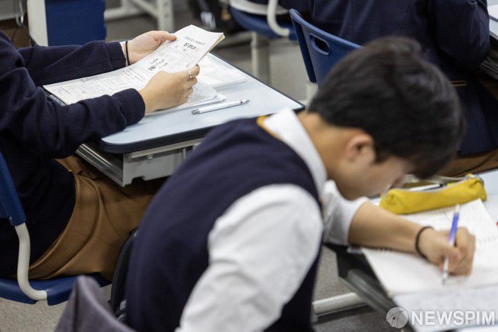 [서울=뉴스핌] 사진공동취재단 = 2025년 3월 전국연합 학력평가가 실시된 26일 오전 서울 금천구 금천고등학교에서 학생들이 시험 준비를 하고 있다. 2025.03.26 photo@newspim.com