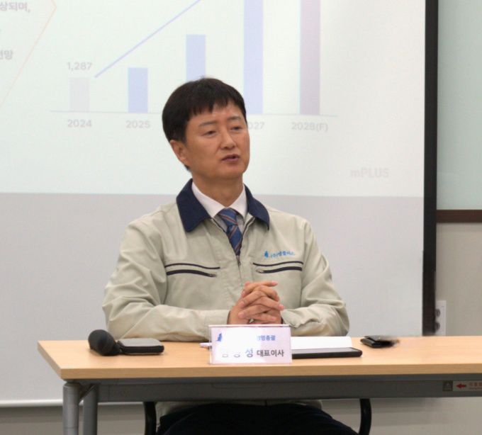 김종성 엠플러스 대표가 충북 충주에 위치한 엠플러스 공장에서 기자와 질의응답을 나누고 있다.