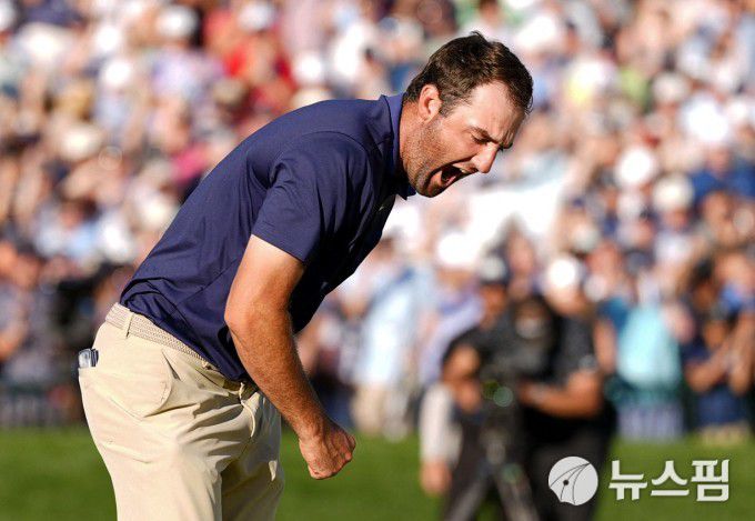 [샬럿 로이터 =뉴스핌] 박상욱 기자 = 셰플러가 19일 PGA 챔피언십 최종일 우승을 확정짓고 모자를 벗어던지며 포효하고 있다. 2025.5.19 psoq1337@newspim.com