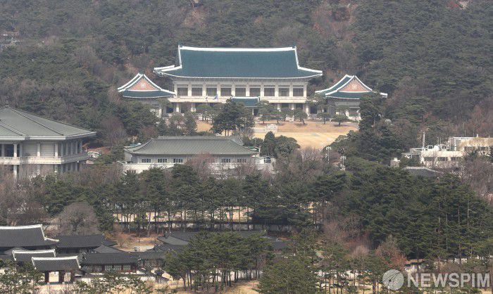 [서울=뉴스핌]  문재인 대통령과 윤석열 대통령 당선인의 16일 오찬 회동이 무산됐다. 1년 9개월여 만의 회동을 두고 이목이 집중됐으나 양측은 실무협의가 마무리되지 않았다며 연기했다고 밝혔다. 사진은 이날 청와대 모습. 2022.03.16 yooksa@newspim.com