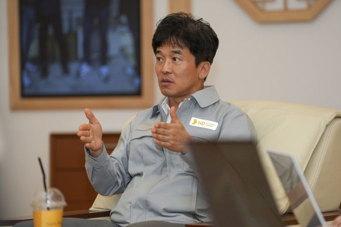 류상훈 HD현대삼호 자동화혁신센터 상무가 지난 14일 전라남도 영암군에 위치한 HD현대삼호에서 기자들과 만나 인터뷰를 진행하고 있다. [사진=HD현대삼호]
