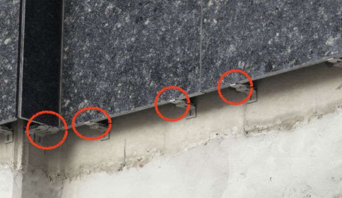 [서울=뉴스핌] 송현도 기자 = 외벽 석재 건식 시공에 결함이 있다는 의혹도 제기됐다. HDC현대산업개발 시공 구간(아이파크)에서는 석재 고정용 '꽂임촉(앵커핀)'이 누락된 채 조절판만으로 석재를 지탱하고 있고, 삼성물산 시공 구간(래미안)은 기계적 결합 없이 '에폭시' 접착제로 석재를 고정하고 있다는 주장이다. 사진은 조절판만으로 석재를 지탱하고 있다는 의혹 제기 사진. [사진 = 독자제공] 2025.05.16 dosong@newspim.com