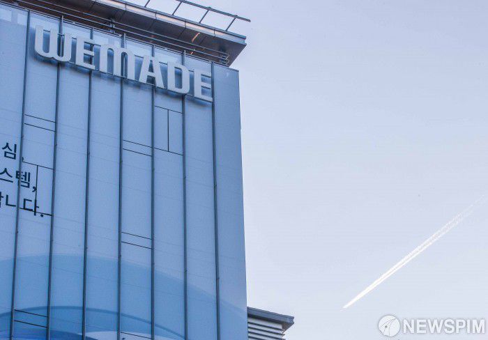 [성남=뉴스핌] 윤창빈 기자 = 위메이드가 자체 발행한 가상화폐인 위믹스에 대한 상장 폐지 결정이 부당하다며 낸 가처분 신청을 법원이 결국 기각하면서 위믹스는 8일(오늘) 오후 3시부터 거래 지원이 종료된다. 위메이드는 위믹스의 유통량을 공시했던 것보다 더 부풀린 혐의를 받는다. 위메이드는 당초 디지털자산 거래소 협의체인 닥사(DAXA)에 지난 10월말까지 2억4958만개의 위믹스를 발행하겠다고 공지했지만, 실제로는 7245만개를 더 유통한 것으로 드러났다. 사진은 이날 오전 경기 성남시 위메이드 본사의 모습. 2022.12.08 pangbin@newspim.com