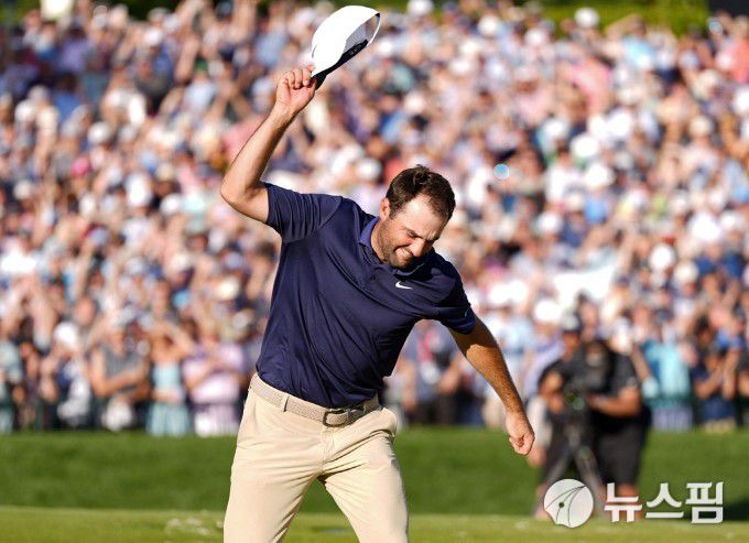 [샬럿 로이터 =뉴스핌] 박상욱 기자 = 셰플러가 19일 PGA 챔피언십 최종일 우승을 확정짓고 모자를 벗어던지며 포효하고 있다. 2025.5.19 psoq1337@newspim.com