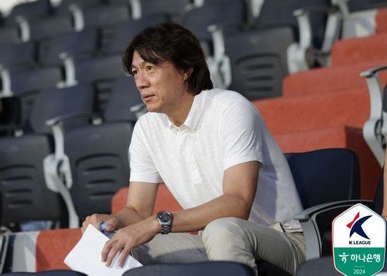 전북-안양전을 지켜보는 홍명보 감독. [사진=한국프로축구연맹]