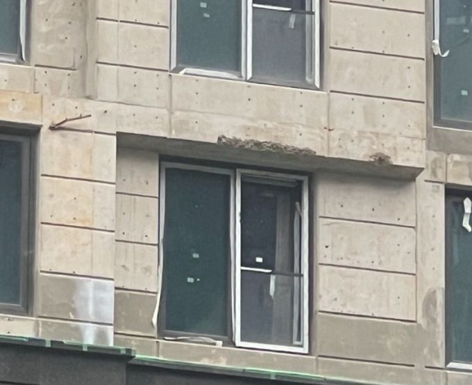 [서울=뉴스핌] 송현도 기자 = 이달 초 조합원 커뮤니티에는 외벽 마감 단계의 현장에서 일부 건물 외벽 파손이 관측된다는 불만 글이 올라왔다. [사진 = 독자제공] 2025.05.16 dosong@newspim.com