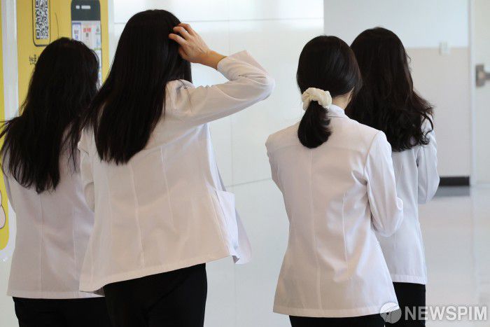 [서울=뉴스핌] 김학선 기자 = 정부가 복귀 움직임을 보이지 않고 있는 사직 전공의를 대상으로 추가 모집을 실시할 예정이다. 사진은 6일 서울시내 한 대학병원의 의료진 모습. 2025.02.06 yooksa@newspim.com