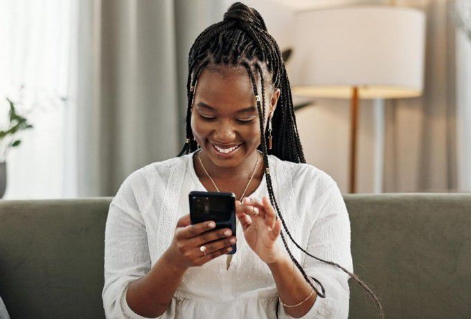 디로컬의 결제 서비스를 이용하는 소비자 [사진=업체 홈페이지]