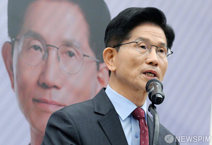 [서울=뉴스핌] 정일구 기자 = 김문수 국민의힘 대선후보가 18일 오전 서울 여의도 국민의힘 중앙당사에서 '경제를 판갈이 합니다-새롭게 대한민국' 경제 공약을 발표하고 있다. 2025.05.18 mironj19@newspim.com