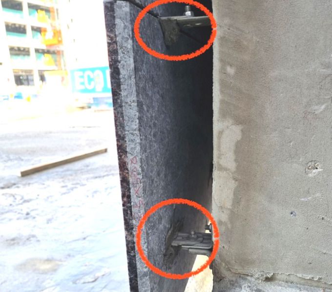 [서울=뉴스핌] 송현도 기자 = 외벽 석재 건식 시공에 결함이 있다는 의혹도 제기됐다. HDC현대산업개발 시공 구간(아이파크)에서는 석재 고정용 '꽂임촉(앵커핀)'이 누락된 채 조절판만으로 석재를 지탱하고 있고, 삼성물산 시공 구간(래미안)은 기계적 결합 없이 '에폭시' 접착제로 석재를 고정하고 있다는 주장이다. 사진은  '에폭시' 접착제로 석재를 고정하고 있다는 의혹 제기 사진. [사진 = 독자제공] 2025.05.16 dosong@newspim.com