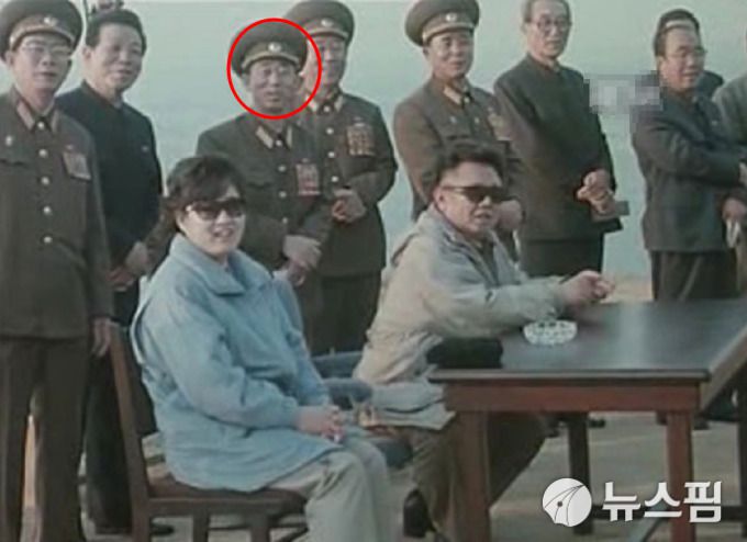 김정은 북한 국무위원장의 생모인 고용희가 김정일 국방위원장과 군인들의 훈련을 참관하는 모습. 뒷편에 선 현철해(붉은 원)가 보인다. 이 영상은 김정은 집권 이후 노동당 고위 간부들에게만 공개된 고용희 관련 기록물이다. [사진=뉴스핌DB]