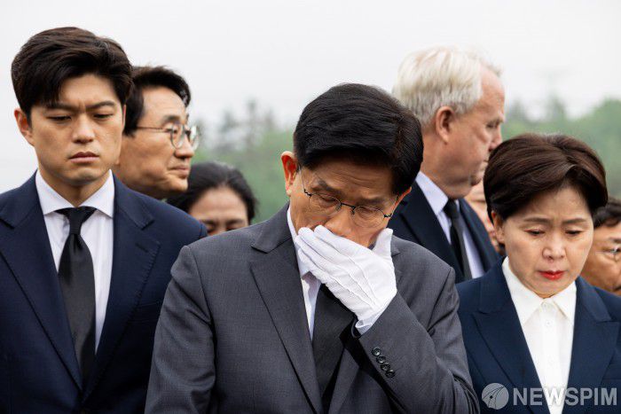 [광주=뉴스핌] 이길동 기자 =국민의힘 김문수 대선 후보가 17일 광주 북구 국립 5.18 민주묘지에서 고 박관현 민주열사의 묘를 참배하며 울먹이고 있다.  2025.05.17. gdlee@newspim.com