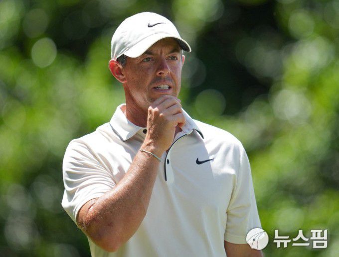 [샬럿 로이터 =뉴스핌] 박상욱 기자 = 매킬로이가 19일 PGA 챔피언십 최종일 드라이버 티샷을 마치고 공의 궤적을 불안하게 주시하고 있다. 2025.5.19 psoq1337@newspim.com