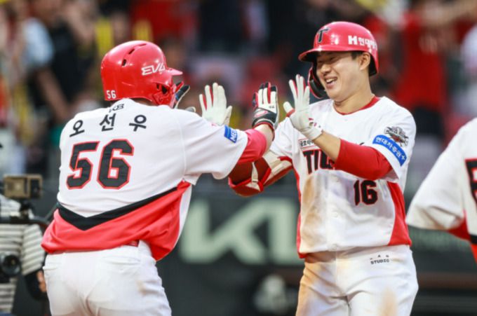 [서울=뉴스핌] 17일 광주 두산과의 더블헤더 2차전에서 KIA의 최원준이 3회 2점 홈런을 때린 뒤 오선우와 하이파이브 하고 있다. [사진 = KIA] 2025.05.17 wcn05002@newspim.com