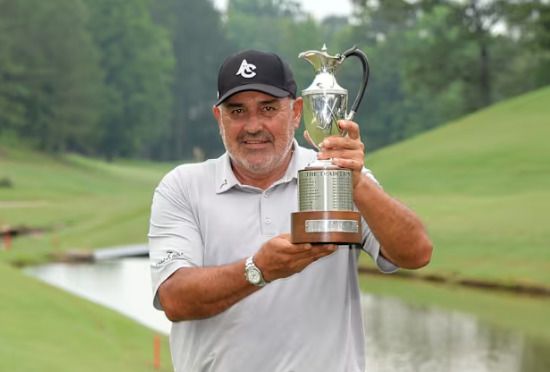 [서울=뉴스핌] 장환수 스포츠전문기자= 앙헬 카브레라가 20일 끝난 시니어투어 메이저 대회 챔피언스 리전스 트레디션에서 우승을 차지한 뒤 트로피를 들어 보이고 있다. [사진=PGA] 2025.05.20 zangpabo@newspim.com