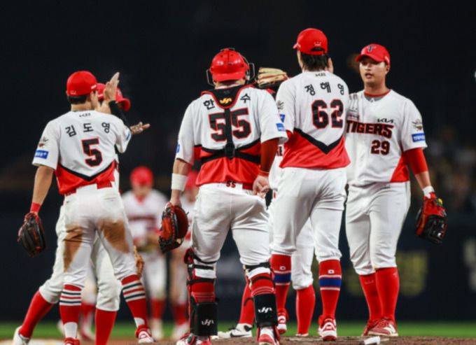 [서울=뉴스핌] 17일 광주 두산과의 더블헤더 2차전에서 KIA 정해영이 세이브를 기록한 뒤 야수진이 모여 세리머니 하고 있다. [사진 = KIA] 2025.05.17 wcn05002@newspim.com