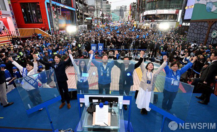 [서울=뉴스핌] 윤창빈 기자 = 더불어민주당 이재명 대선 후보가 서울 표심 잡기에 나선 19일 서울 마포구 KT&G 상상마당 앞에서 열린 유세에서 시민들을 향해 인사하고 있다. 2025.05.19 pangbin@newspim.com