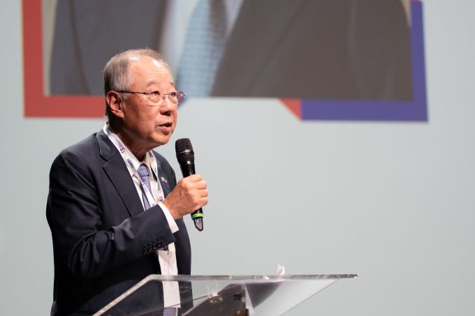 류진 한경협 회장이 20일 프랑스 파리에서 열린 '제2차 한-프랑스 경제계 미래대화'에 참석해 인사말을 하고 있다. 작년 5월 서울에서 새롭게 출범한 미래대화 협의체는 한국과 프랑스의 민간 경제계 간 협력을 논의하는 대표 채널로 이번 회의를 위해 현대차, LG화학, 대한항공, 한화솔루션, CJ, 포스코, 풍산 등 약 20개사 50여명이 파리를 방문했다. [사진=한경협]