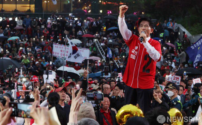 [서울=뉴스핌] 최지환 기자 = 김문수 국민의힘 대선후보가 19일 오후 서울 용산구 서울역 광장에서 열린 유세에서 지지를 호소하고 있다. 2025.05.19 choipix16@newspim.com