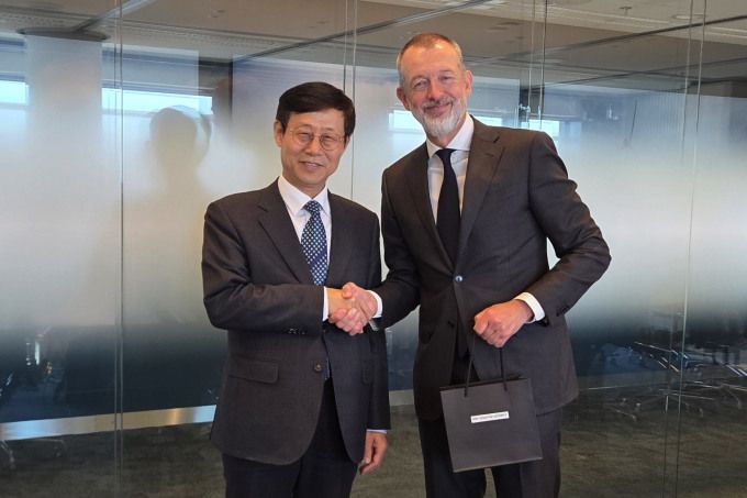 송상근 부산항만공사(BPA) 사장(왼쪽)이 지난 19일 네덜란드 로테르담에서 바우더바인 사이몬스 로테르담항만공사 사장과 면담하고 기념사진을 찍고 있다. [사진=부산항만공사] 2025.05.21 dream@newspim.com