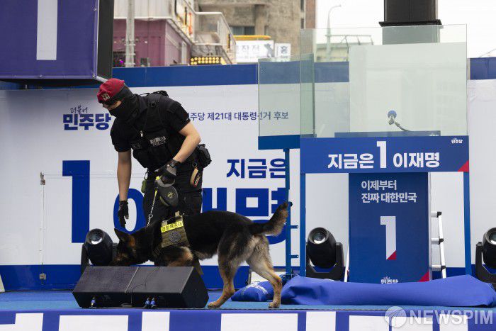 [서울=뉴스핌] 윤창빈 기자 = 19일 오후 서울 마포구 홍대 KT&G 상상마당 앞에서 열린 이재명 더불어민주당 대선후보의 유세를 앞두고 경찰특공대원이 폭발물 탐지견과 수색을 하고 있다. 2025.05.19 pangbin@newspim.com