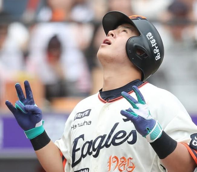 [서울=뉴스핌] 한화 4번 타자 노시환이 지난 4월 20일 개인 통산 100호 홈런을 기록한 뒤 세리머니 하고 있다. [사진 = 한화] 2025.04.20 wcn05002@newspim.com