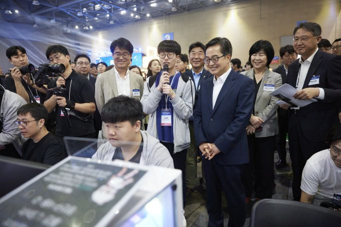 수도권 최대 융·복합 게임쇼 '2025 플레이엑스포(PlayX4)'가 22일 막을 올렸다. 경기도가 주최하고 경기콘텐츠진흥원과 킨텍스가 주관하는 이번 행사는 25일까지 나흘간 고양시 킨텍스 제1전시장에서 열린다. [사진=경기도]