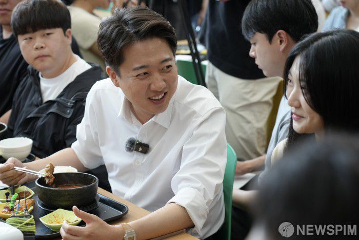 [서울=뉴스핌] 이준석 개혁신당 대선 후보가 21일 오전 경기 성남시 가천대학교 글로벌캠퍼스 비전타워 1층 학생식당에서 안철수 국민의힘 공동선거대책위원장과 함께 학생들과 점심을 먹고 있다. [사진=이준석 캠프] 2025.05.21 photo@newspim.com