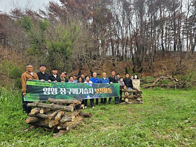 경북 영양군과 석맥청년회단체, 마을 주민들이 22일, '경북산불'로 피해를 입은 국가습지보호지역인 '장구메기습지'일원서 생태복원 위한 '곤충호텔'을 조성하고 있다.[사진=영양군]2025.05.22 nulcheon@newspim.com
