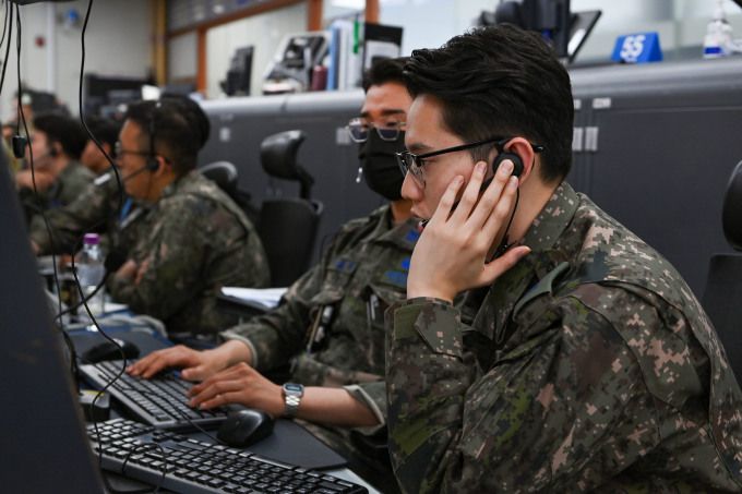 [서울=뉴스핌] 박성준 기자 = 지난 21일 경기도 평택시 오산 공군기지 한국항공우주작전본부(KAOC)에서 대한민국 공군 중앙방공통제소(MCRC) 무기운영팀이 항적분리 임무를 수행하고 있다. [사진=공군] 2025.05.22 parksj@newspim.com