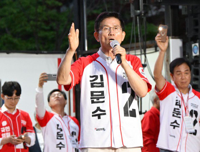 [남양주=뉴스핌] 최지환 기자 = 김문수 국민의힘 대선후보가 21일 오후 경기 남양주시 평내호평역 광장에서 열린 유세현장에서 지지를 호소하고 있다. 2025.05.21 choipix16@newspim.com