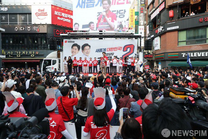 [광명=뉴스핌] 최지환 기자 = 김문수 국민의힘 대선 후보가 22일 경기 광명시 철산로데오거리에서 유세를 하고 있다. 2025.05.22 choipix16@newspim.com