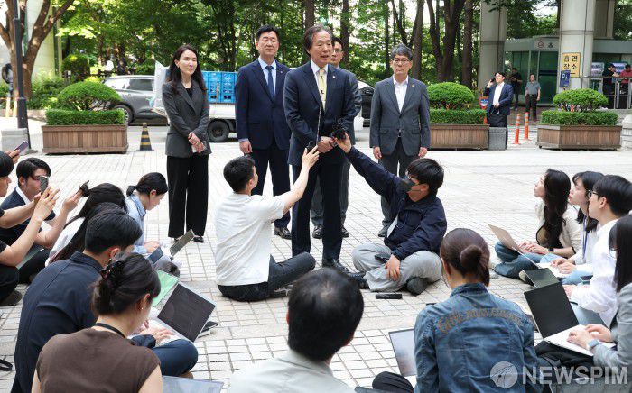 [서울=뉴스핌] 이호형 기자 = 정기석 국민건강보험공단 이사장이 22일 오후 서울 서초구 고등법원서 열린 담배회사 KT&G,한국필립모리스,BAT코리아 상대 '500억대 담배 손해배상청구소송' 항소심 12차 변론기일 출석에 앞서 열린 기자회견서 입장을 밝히고 있다.  2025.05.20 leemario@newspim.com