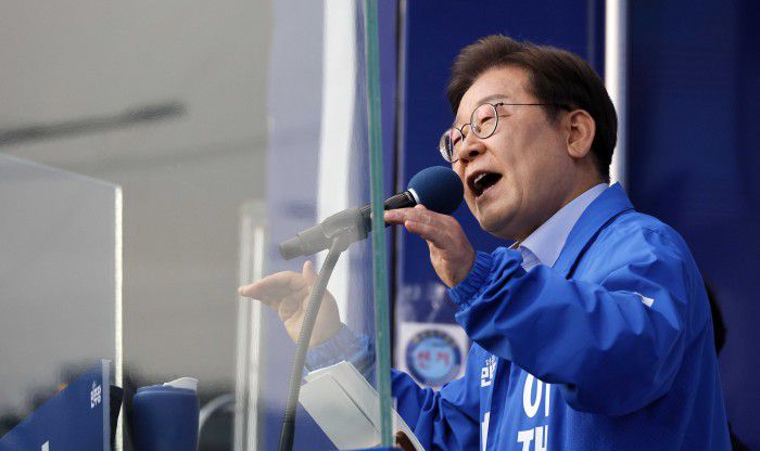 [인천=뉴스핌] 김학선 기자 = 이재명 더불어민주당 대선후보가 21일 인천 계양구 계양역 앞 광장에서 지지를 호소하고 있다. 2025.05.21 yooksa@newspim.com