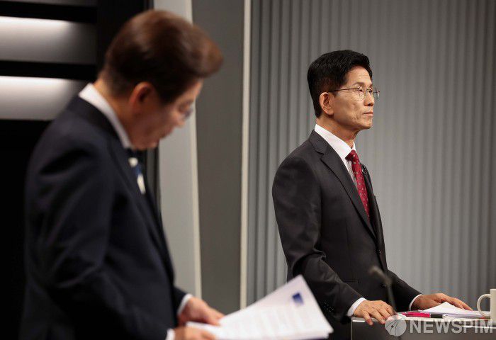 [서울=뉴스핌] 국회사진기자단 = 국민의힘 김문수 대선후보가 23일 서울 영등포구 여의도 KBS 스튜디오에서 열린 중앙선거방송토론위원회 주관 제21대 대통령선거 후보자 토론회에 앞서 준비를 하고 있다. 2025.05.23 photo@newspim.com