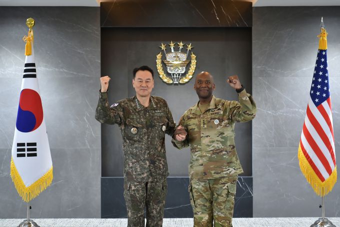 김명수 합참의장과 제이비어 브런슨 한미연합군사령관이 9일 손을 맞잡고 굳건한 한미 군사동맹을 과시하고 있다. [사진=합참]