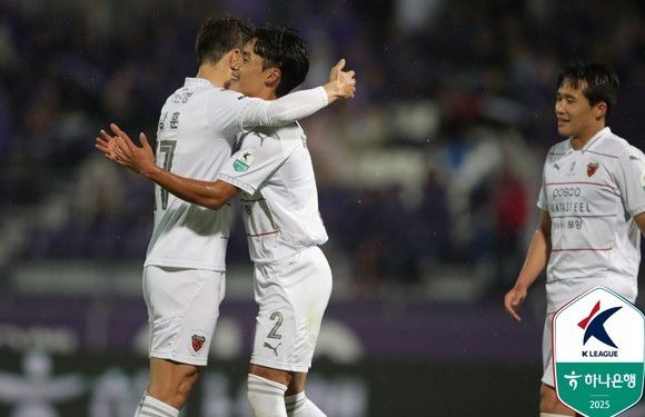 포항 어정원(가운데)이 23일 열린 K리그1 안양전에서 득점 후 신광훈과 포옹하고 있다. [사진=한국프로축구연맹]