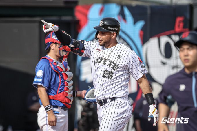 [서울=뉴스핌] 롯데 빅터 레이예스가 17일 부산 삼성과의 더블헤더 1차전에서 3점 홈런을 친 뒤 세리머니하고 있다. [사진 = 롯데]  2025.05.17 wcn05002@newspim.com